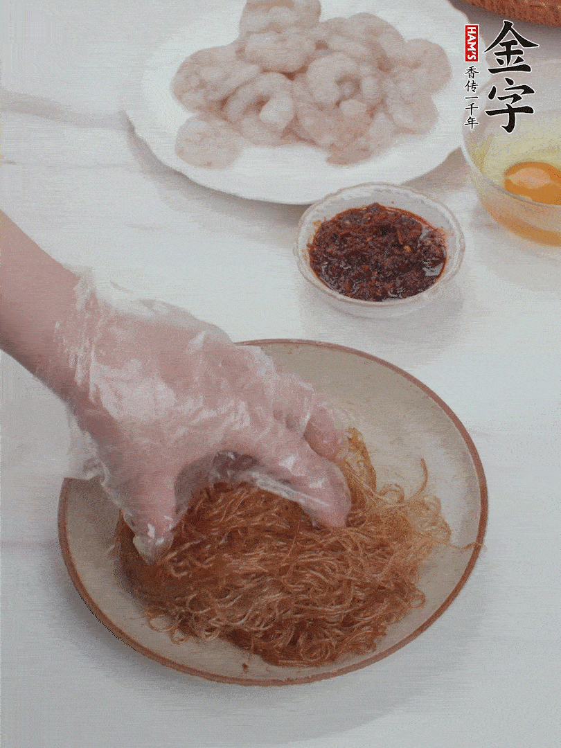 粉絲泡軟后，入沸水煮10秒，撈出后加1/2勺老抽、1/2勺食用油挑松。