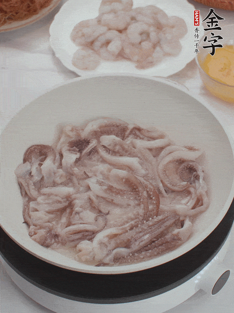 蝦仁、魷魚滑油，蛋液炒制半熟。
