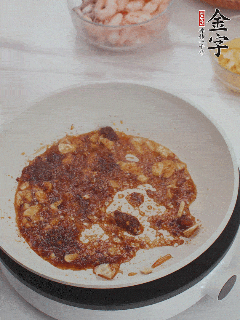 冷鍋熱油，1大勺金字火腿XO醬、蒜末炒香，倒粉絲一起炒。