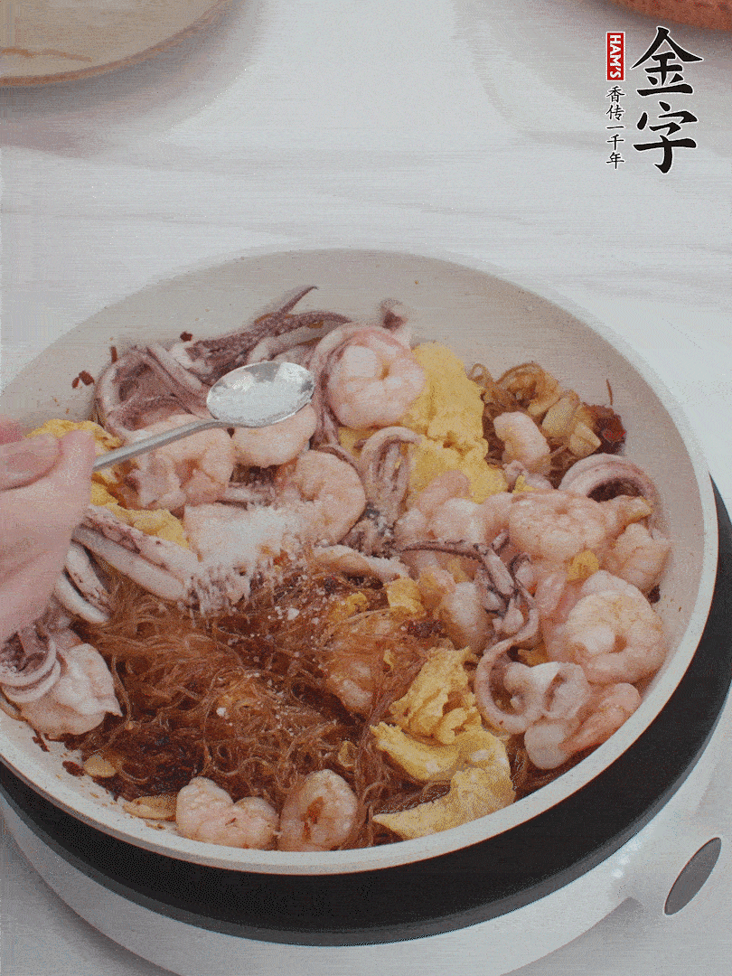 加雞蛋，蝦仁，魷魚混合。