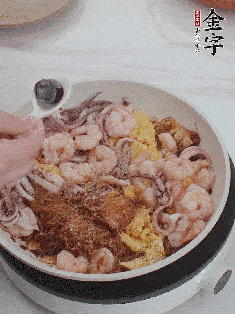 放1/3勺鹽、1/3勺雞精、1/3勺糖、2/3勺生抽調(diào)味。