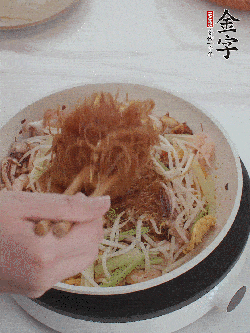 放焯好水的香芹、豆芽翻炒挑松。