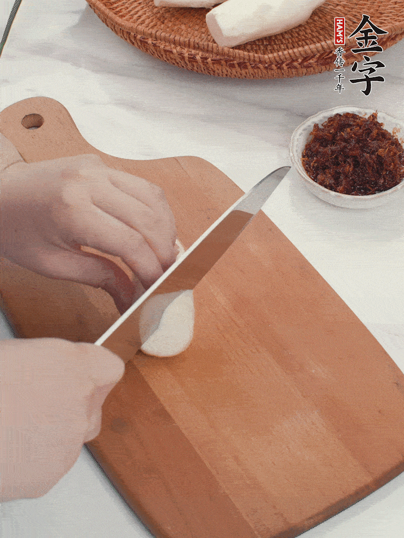 茭白剝殼，洗凈后切滾刀塊。