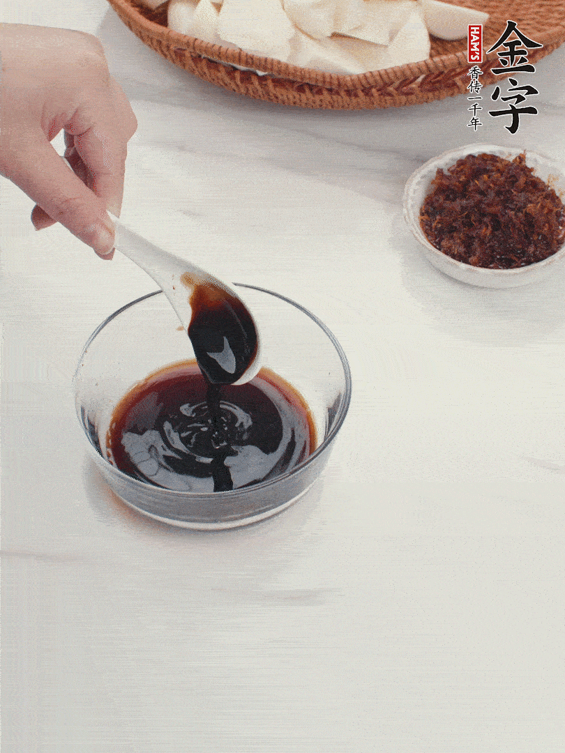 將生抽、老抽、黃酒和白砂糖在小碗里調(diào)成味汁。