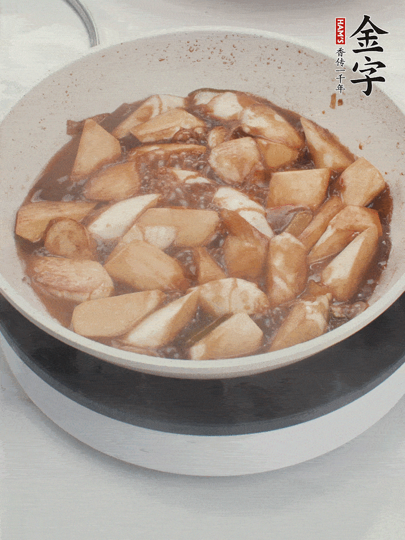 待茭白煸到微微發(fā)黃加入調(diào)好的味汁翻炒。加一小碗清水蓋蓋子燜3-4分鐘。