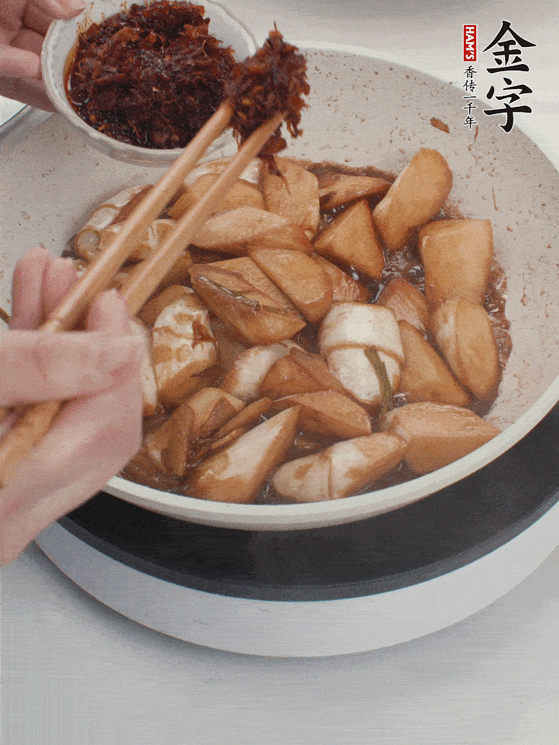 湯汁收濃，加金字火腿XO醬翻炒均勻。