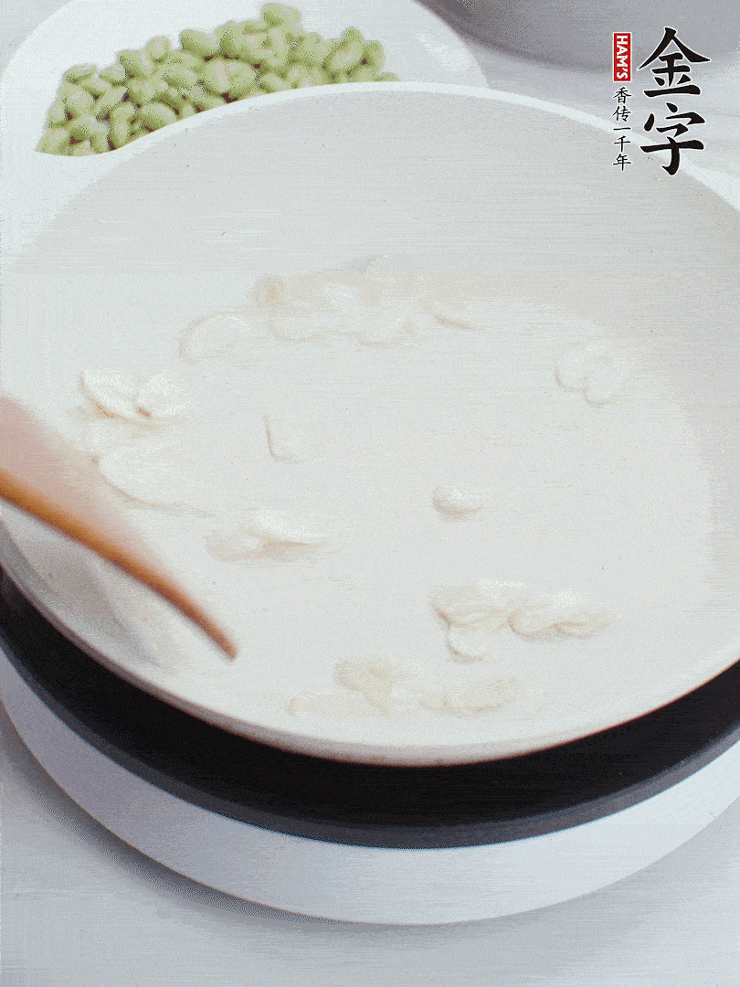 金字淡咸肉煮15分鐘，撈出切片。油5成熱時(shí)，蒜末、咸肉爆香。