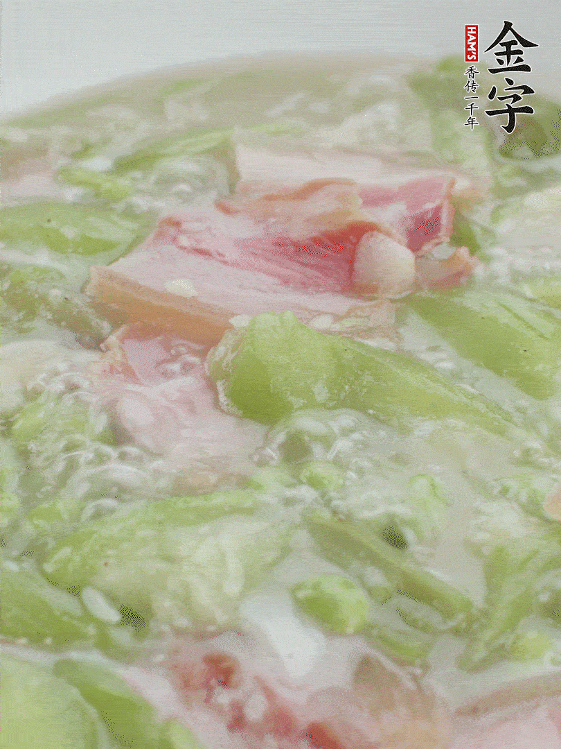 加一點(diǎn)熱水、白胡椒粉、雞精翻炒1分鐘。