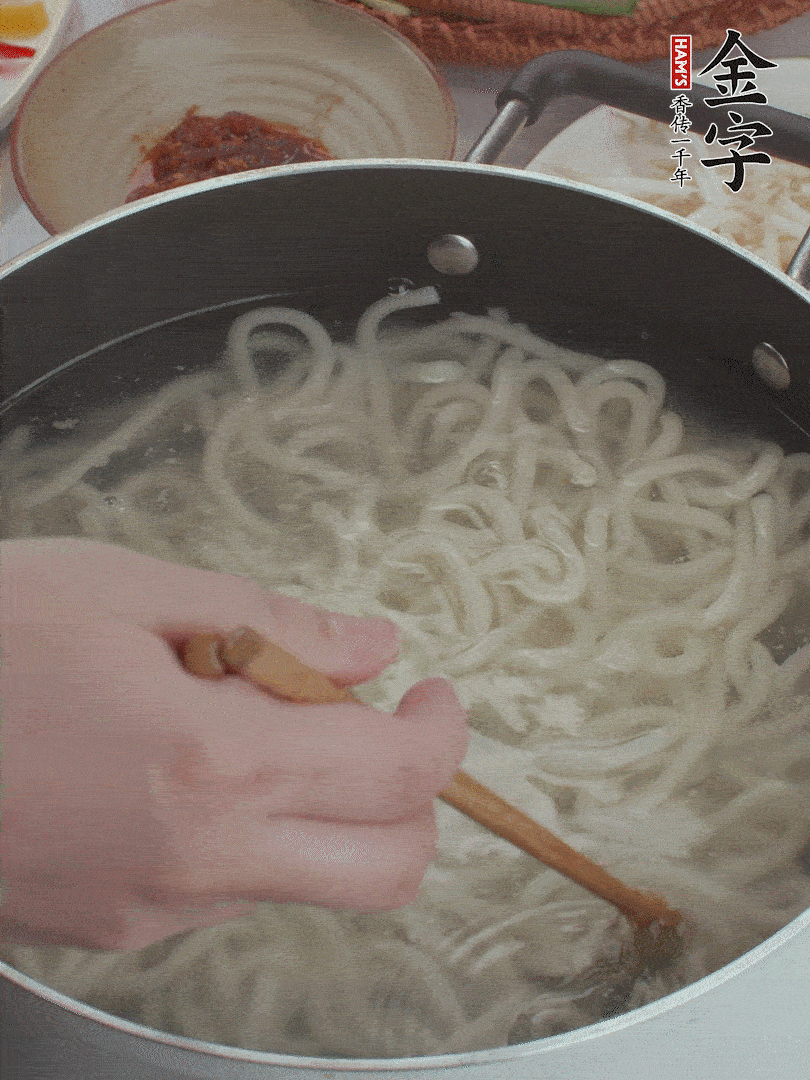 鍋中水煮沸，下烏冬面焯5秒鐘，撈出瀝干。