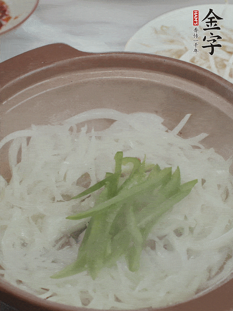 放烏冬面、青紅椒、豆芽。