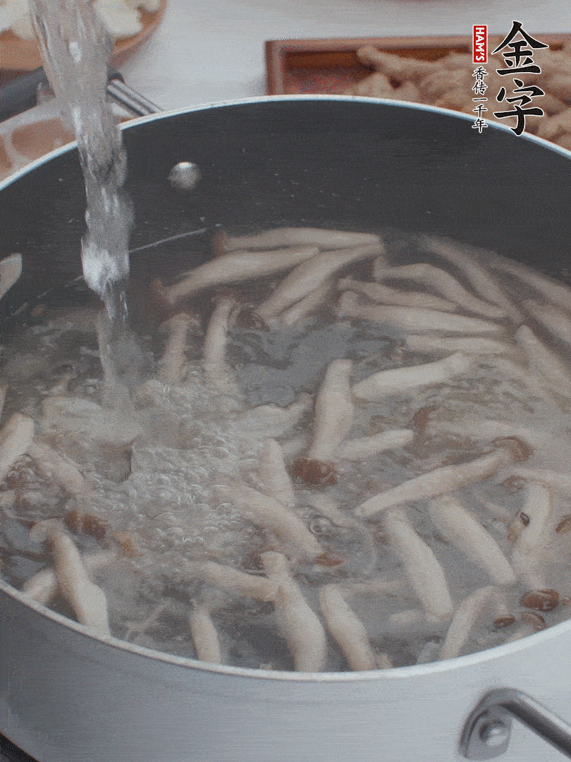 油熱爆香大蔥、蒜末，下蟹味菇炒軟，放清水。