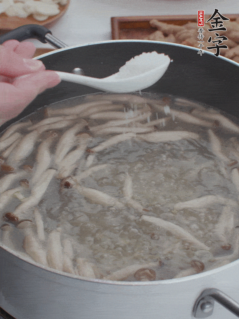 1勺鹽、一點(diǎn)胡椒粉調(diào)味。