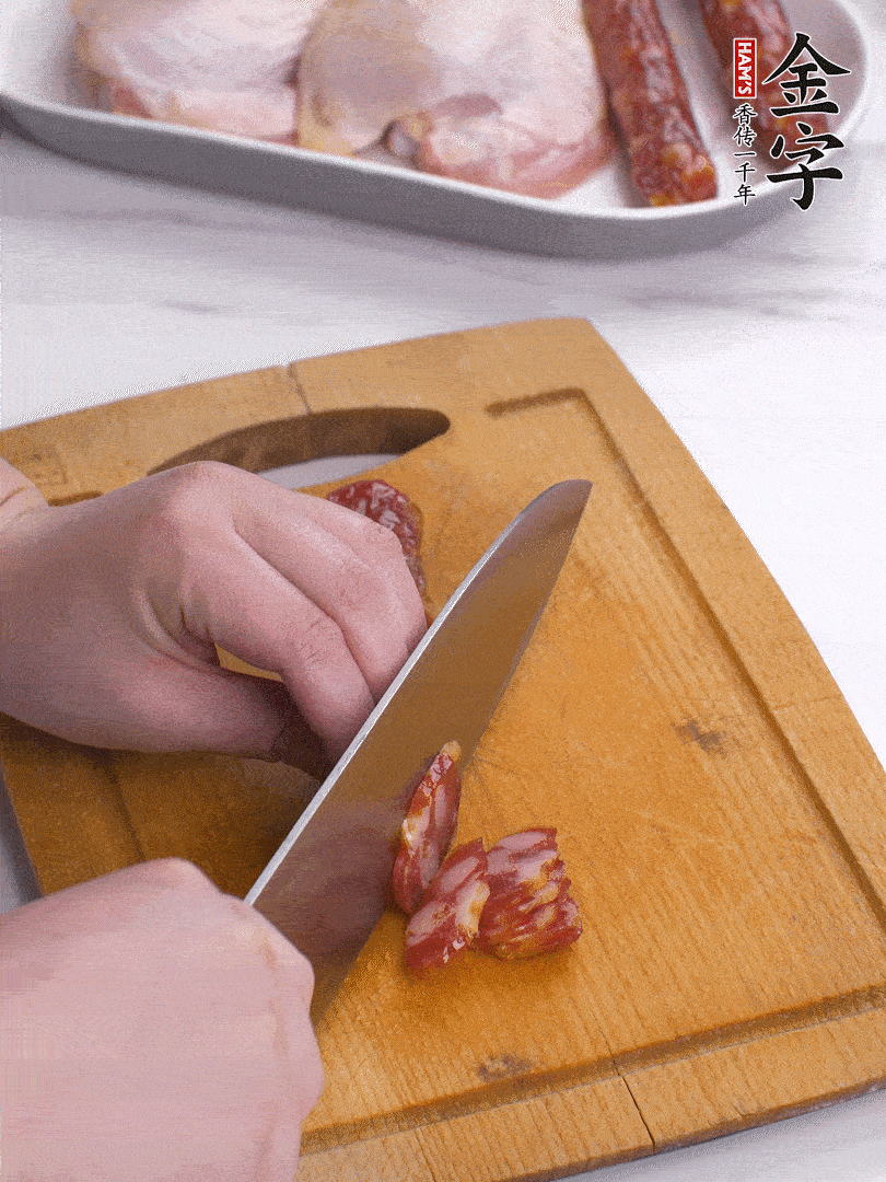 雞大腿去皮去骨切成塊，金字香腸切片，干香菇泡發(fā)切片，小蔥切蔥花。