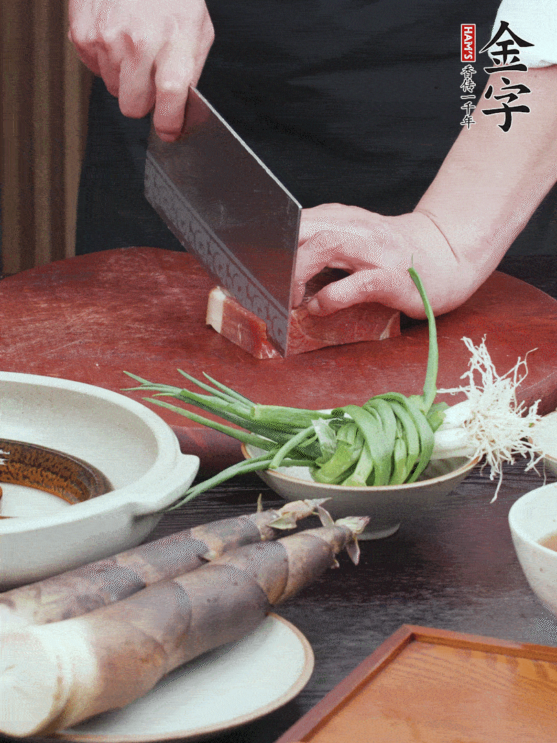 金字火腿切片；姜切片。