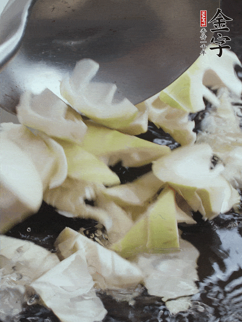 新鮮春筍去老根，剝殼切滾刀塊焯水去澀。