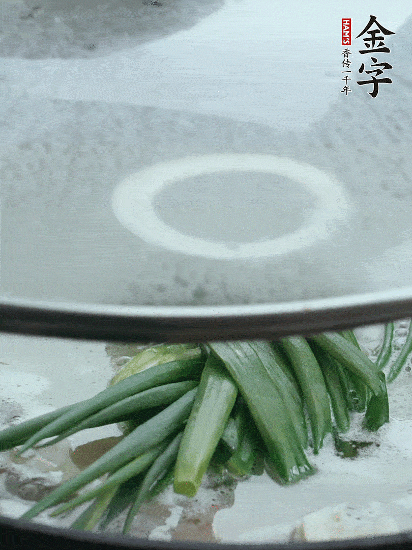 加蔥結去腥，大火開后中火燒20分鐘。