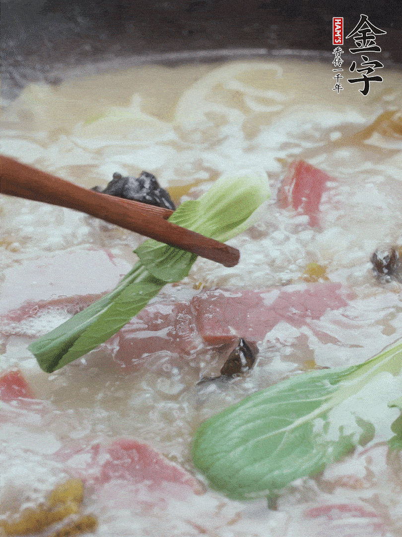 撈出蔥結，小菜心點綴。