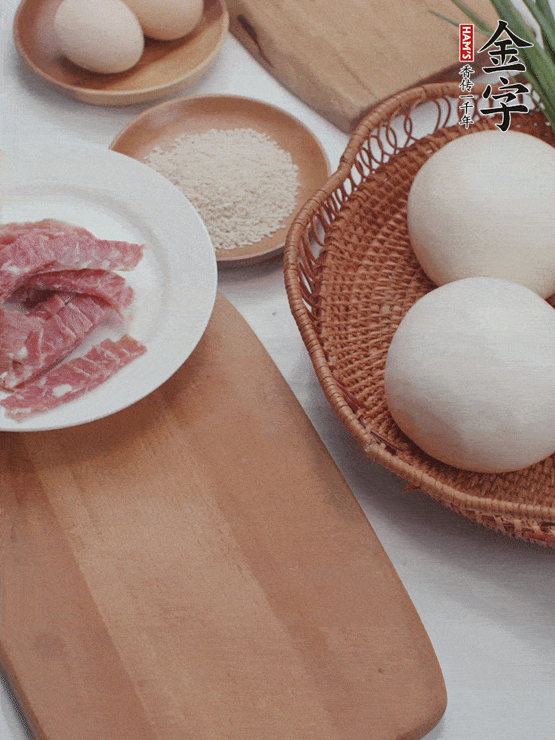 金字培根火腿切小片；饅頭、洋蔥切??；香蔥切丁。