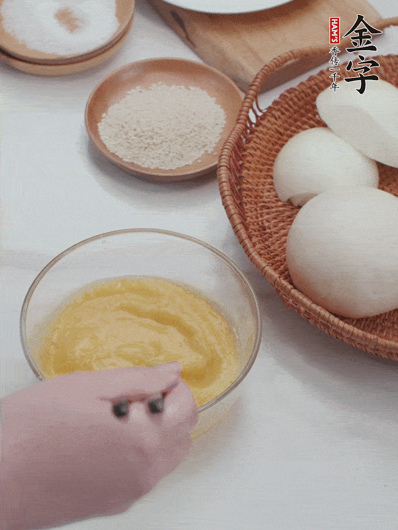 2個(gè)雞蛋加入1小勺鹽、1/2小勺胡椒粉打散。