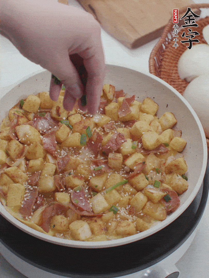 淋入剩余蛋液，蛋液凝固，撒上蔥綠和熟芝麻。