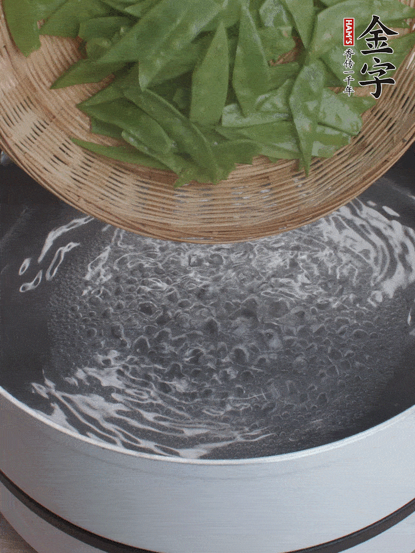 甜豆莢撕掉老筋，斜切兩半，焯水1分鐘。