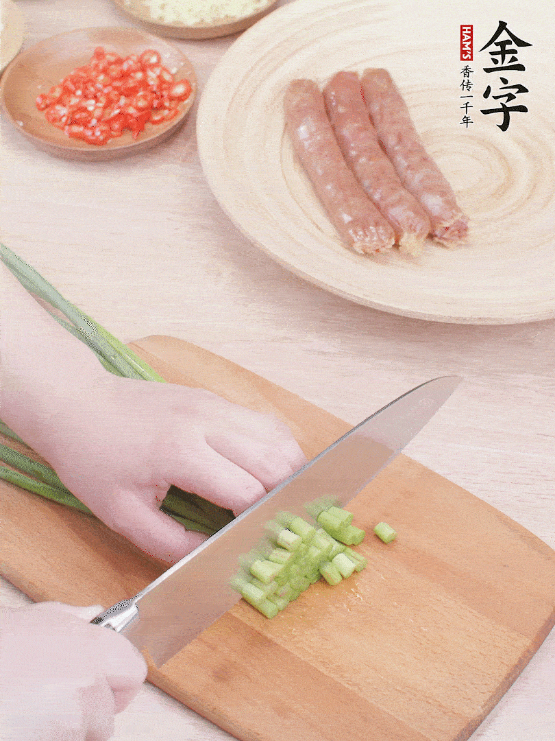 蒜苔切丁，蔥姜蒜切小丁，小米辣切圈。