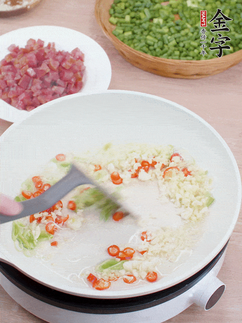 鍋中熱油，蔥姜蒜、小米辣煸香。