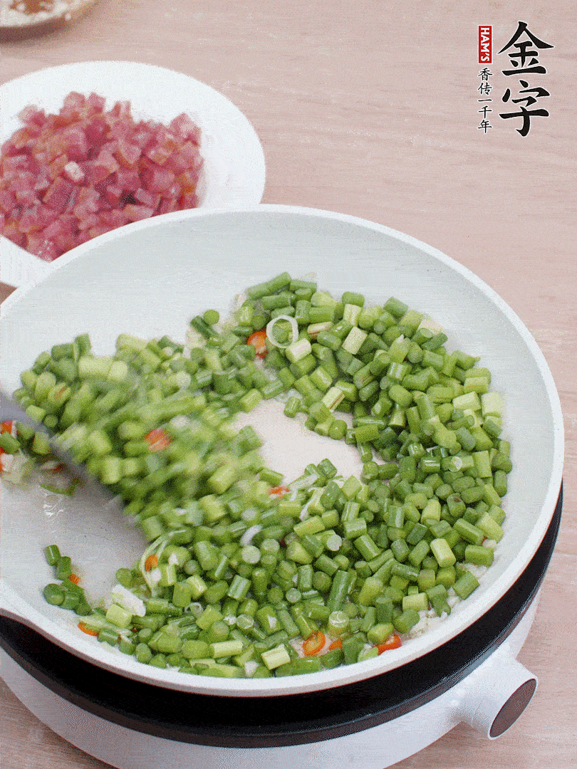 下蒜苔丁、一點(diǎn)鹽翻炒。