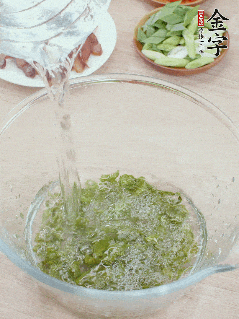 萵筍干溫水泡2小時(shí)，青紅辣椒切圈，姜切片，青蒜斜切段。