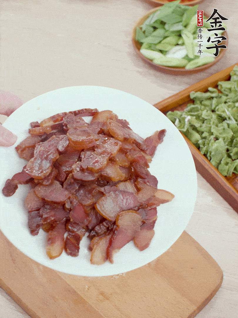 臘肉水煮15分鐘，切薄片。