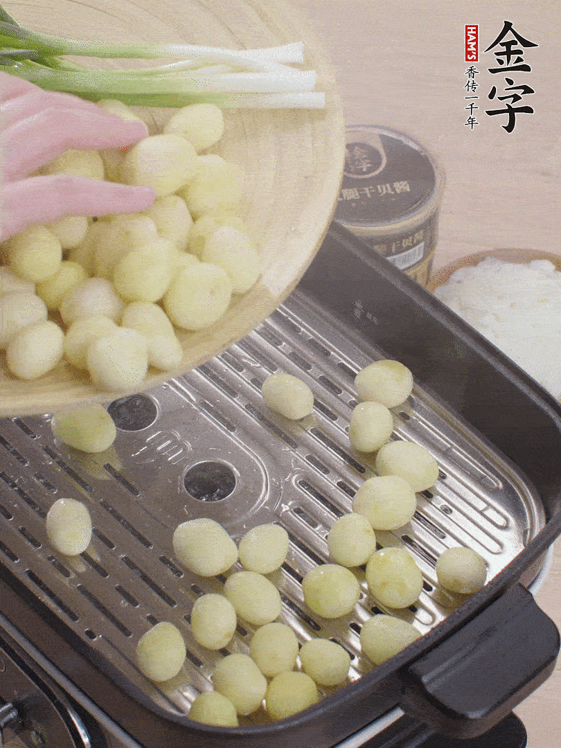 去皮小土豆蒸熟。