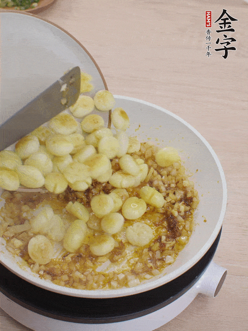 下小土豆翻炒均勻。