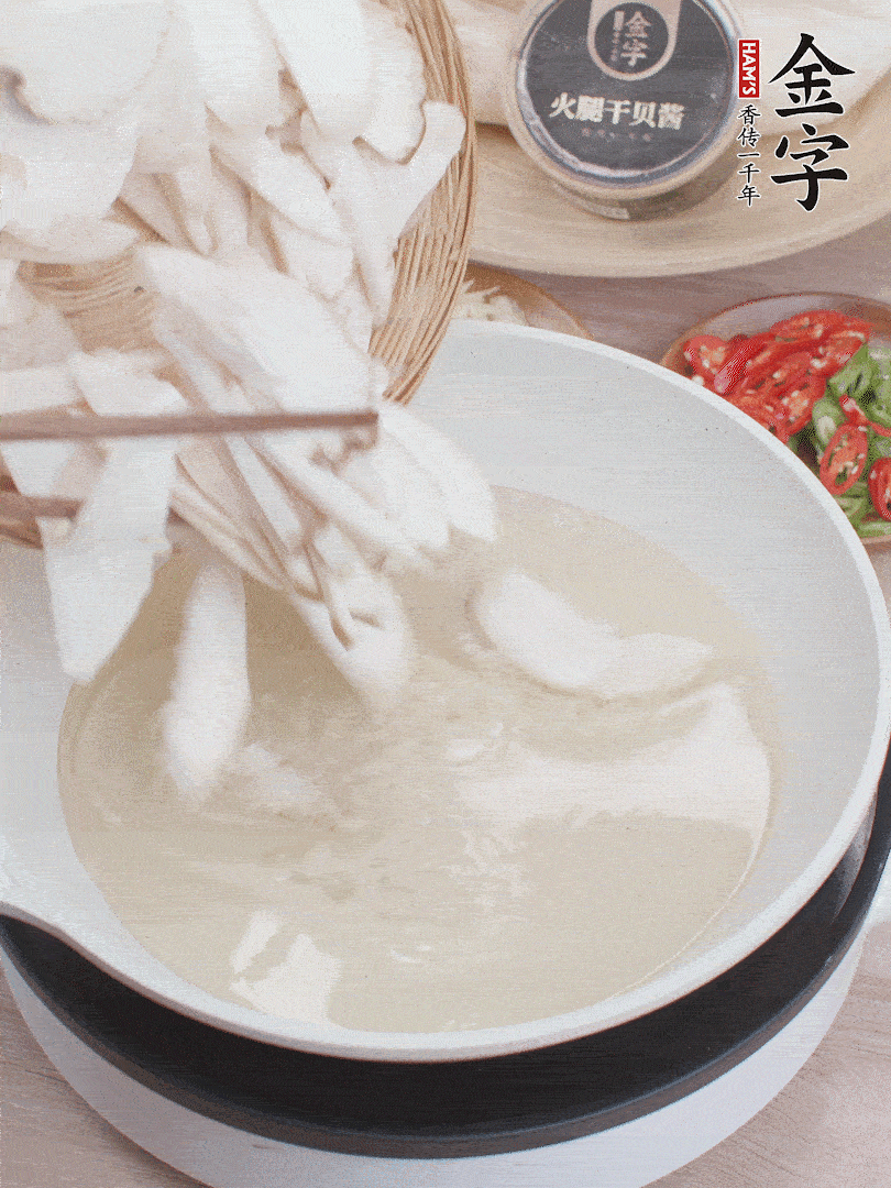 杏鮑菇切成片，油溫7層熱炸2分鐘。