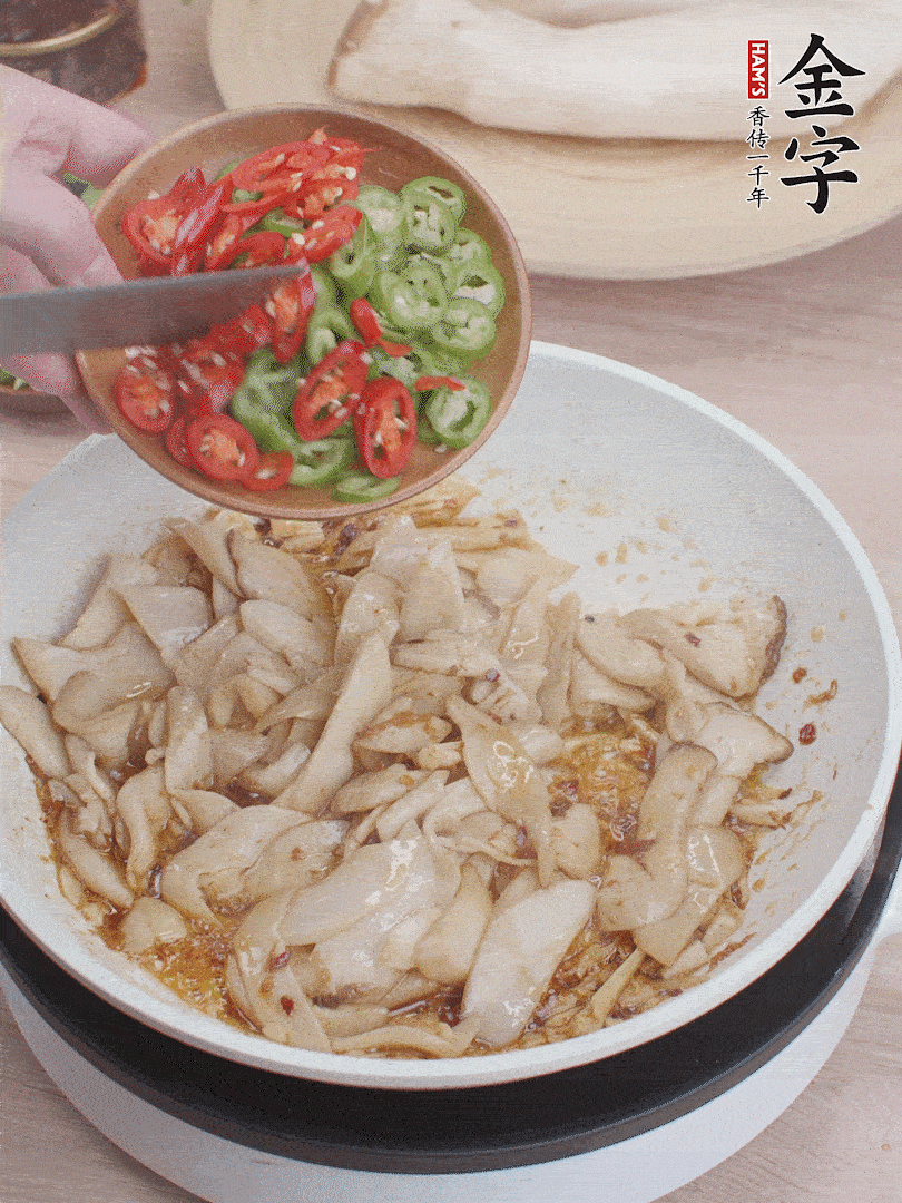 下杏鮑菇、青紅辣椒炒出香味。