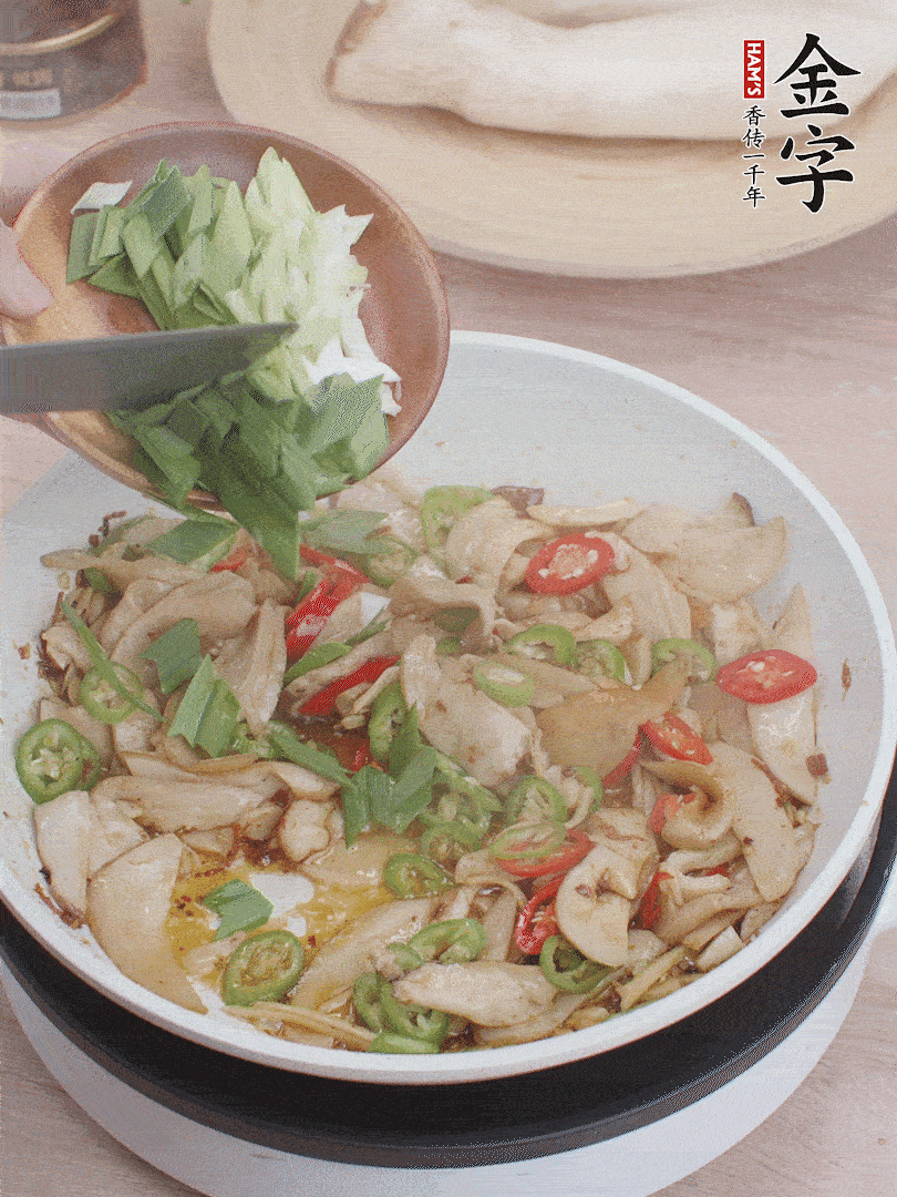 淋少許料酒、最后放大蒜葉。