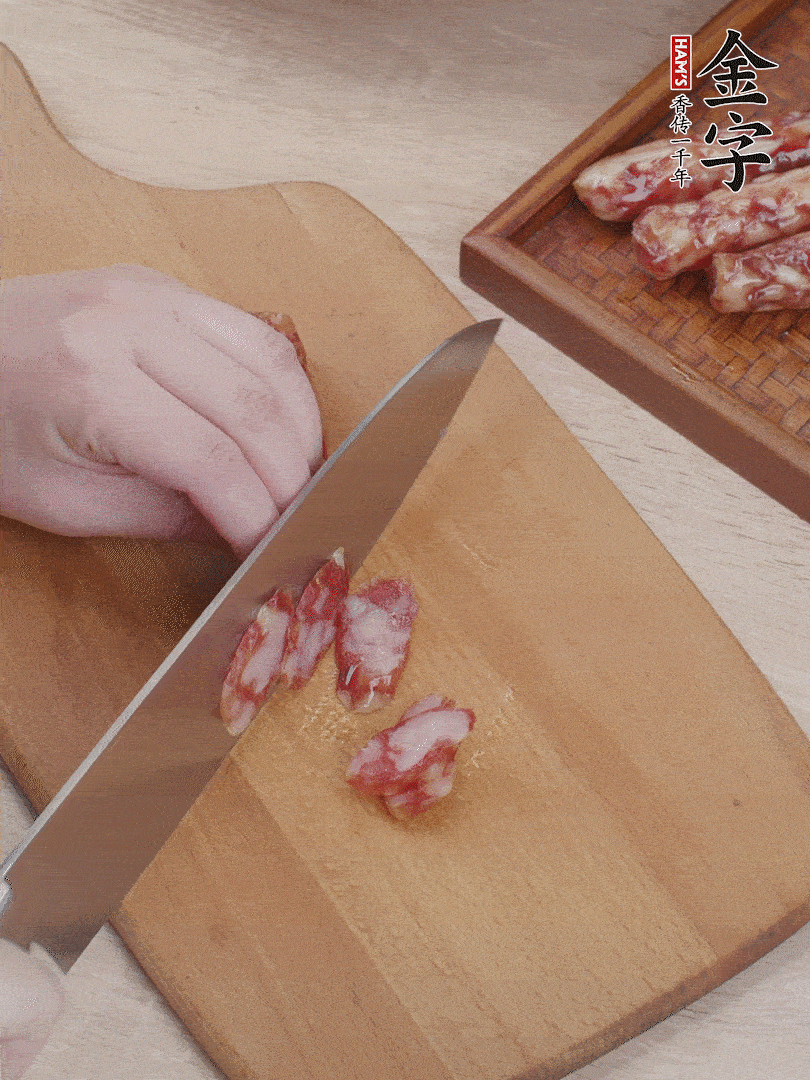 金字香腸斜切片，芹菜切段，小洋蔥切絲，綠菜椒切小塊。