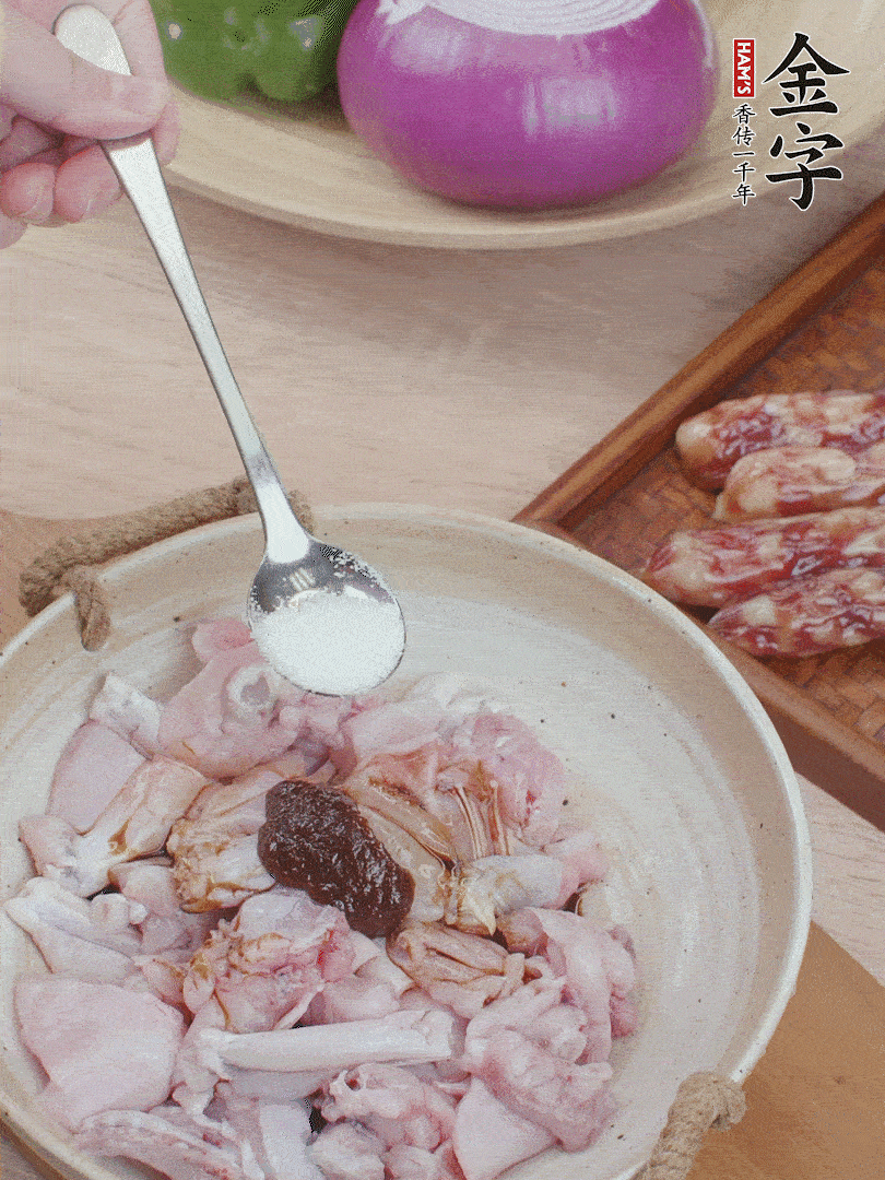 牛蛙塊加1勺柱候醬、1勺生抽、1/3勺白砂糖腌漬20分鐘。