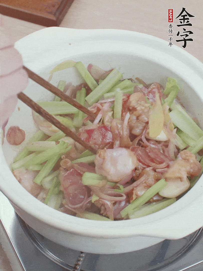 下牛蛙、芹菜、香腸翻炒。