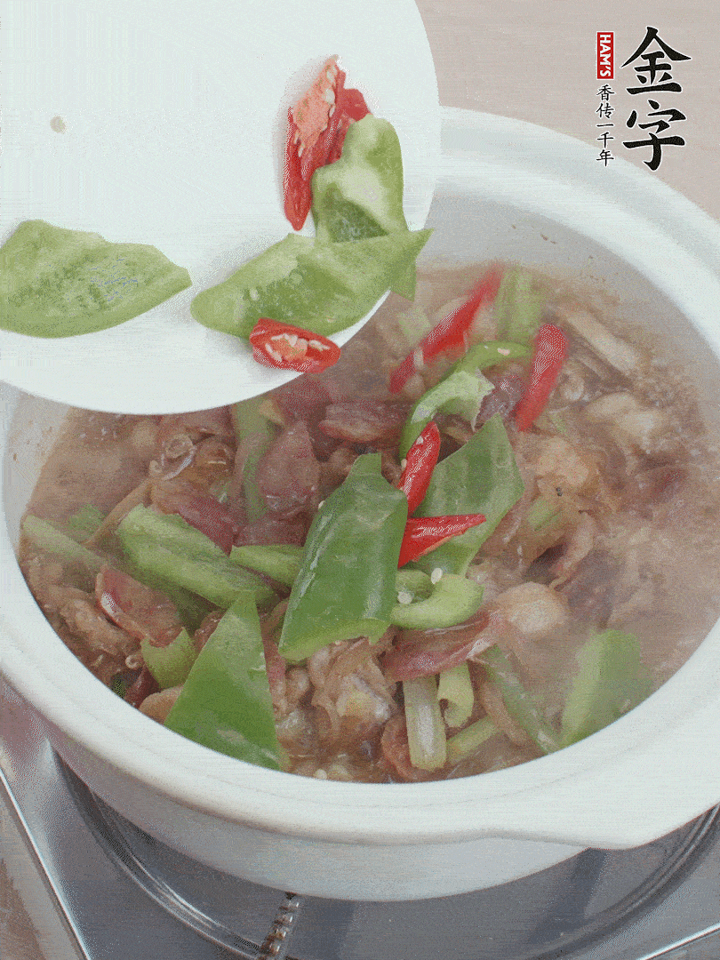 下綠菜椒，翻炒1分鐘。