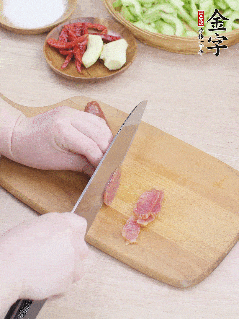 金字土香腸水煮10分鐘，切薄片。