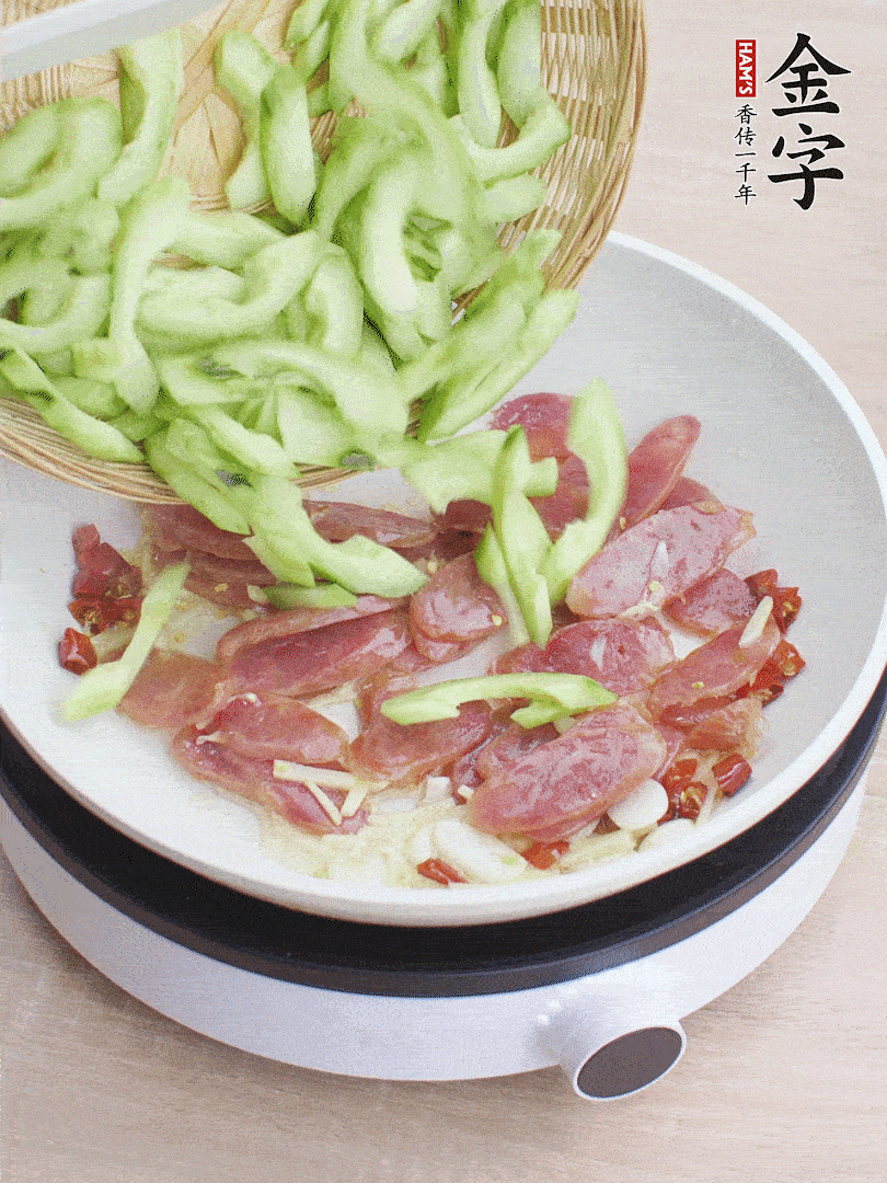 下香腸煸出油脂，放黃瓜翻炒。