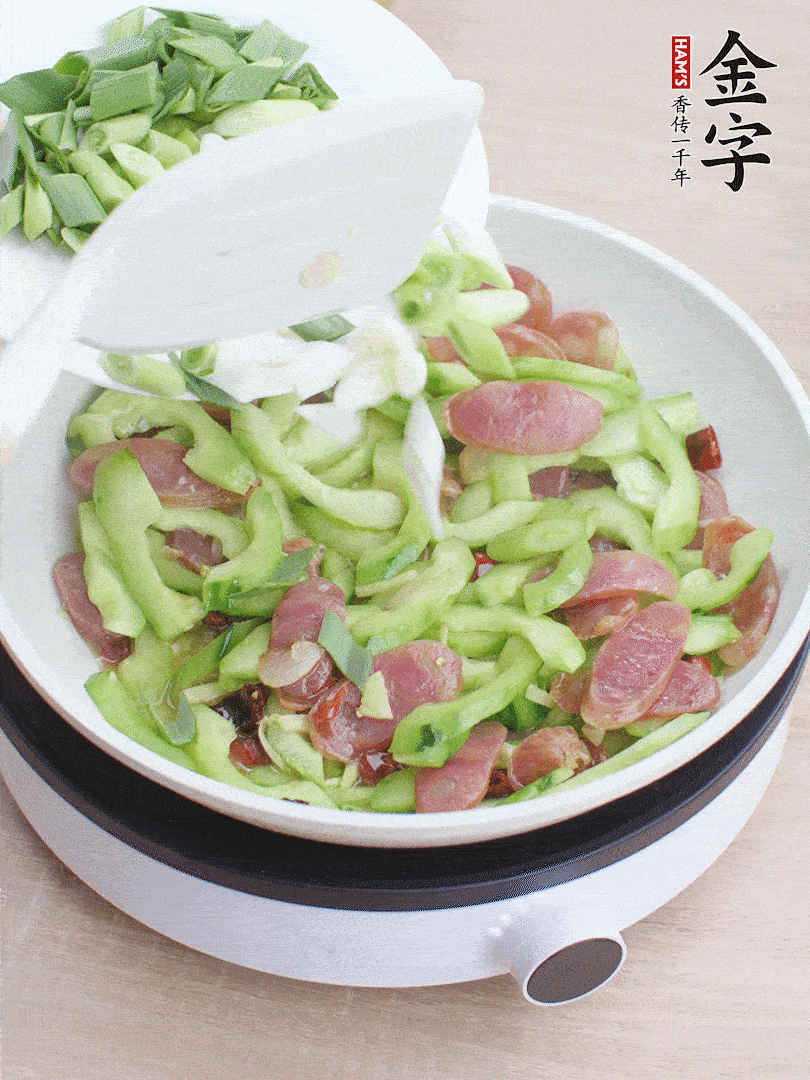 下青蒜翻炒。