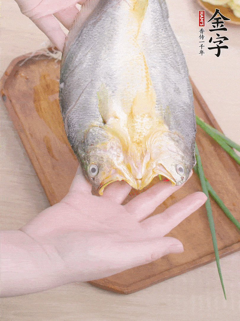 黃魚(yú)背部開(kāi)刀，洗凈切花刀。適量鹽涂抹魚(yú)身兩面。