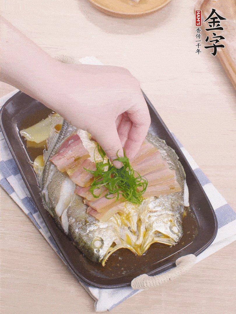 取出姜蔥，淋2勺蒸魚(yú)豉油，擺蔥絲。