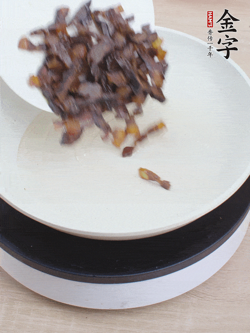 油熱倒醬油肉，編出香味。