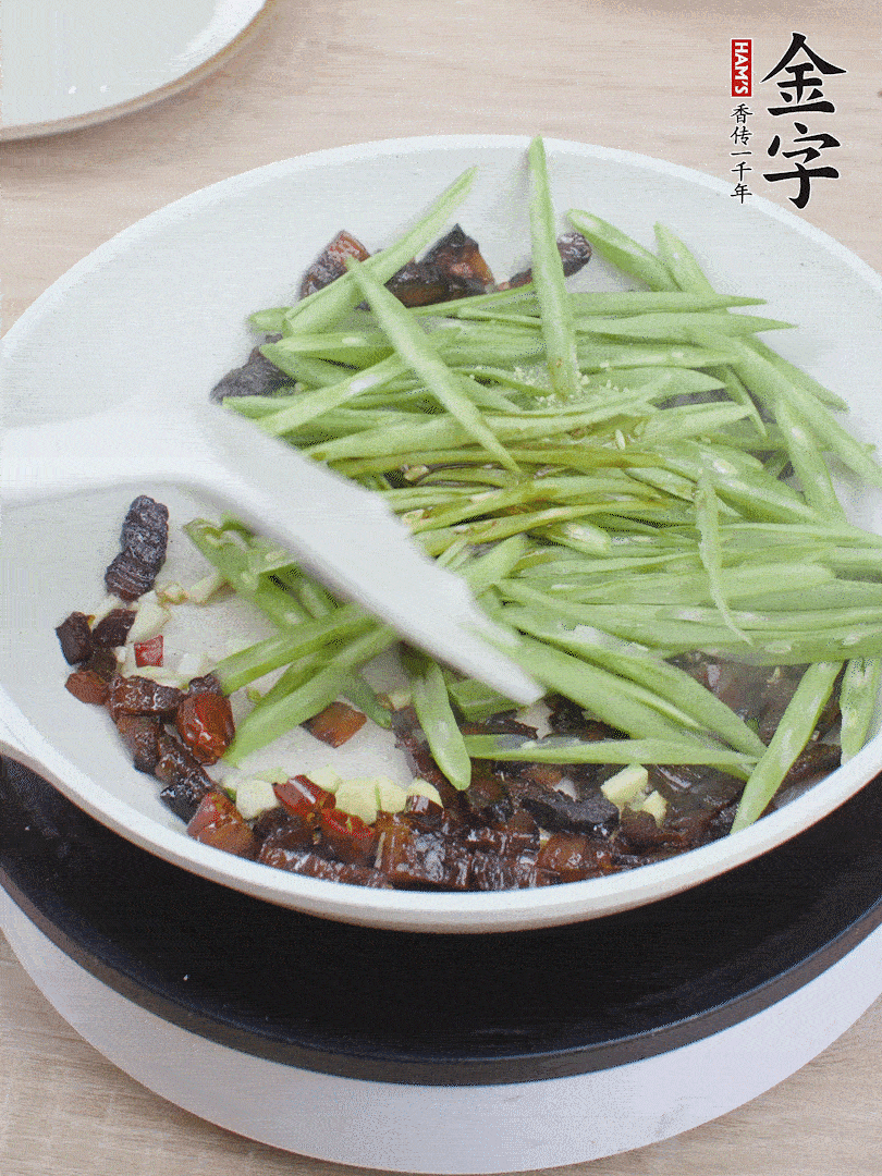 下豆角，生抽、雞精調(diào)味，炒到斷生。