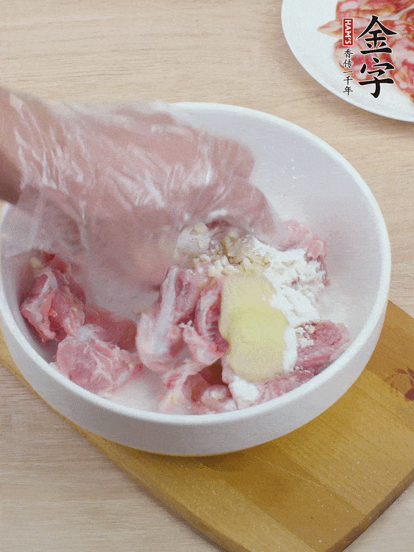 洗凈的小排，加鹽、姜、蒜末、淀粉、胡椒粉抓勻，腌制15分鐘。