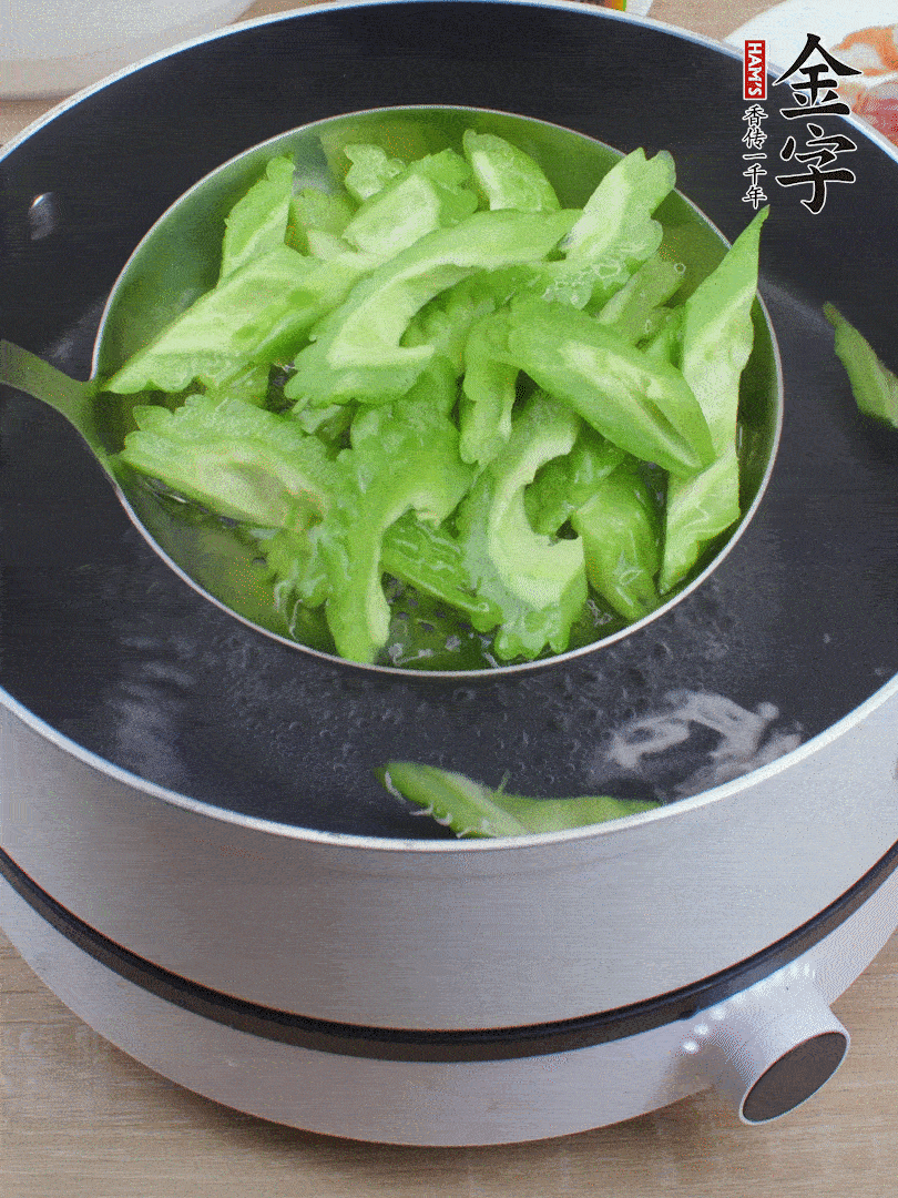 苦瓜去瓤切小塊，開水中加鹽汆燙30秒。