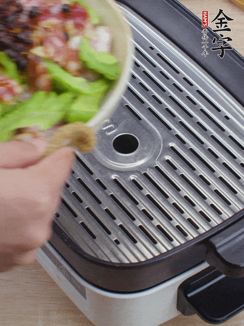 小排、苦瓜、香腸依次碼入，撒上豆豉蒸25分鐘。