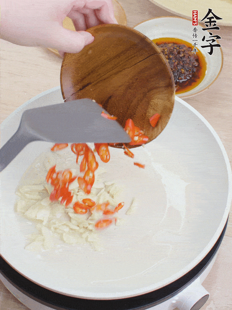 油熱煸香蒜末、辣椒。